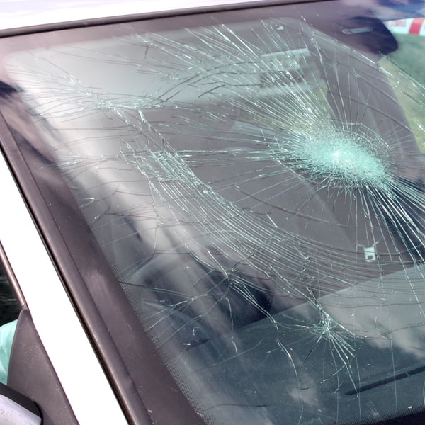 which auto glass replacement technician to contact and what does it cost to fix windshield 